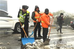  邯郸交巡警葡京赌博网址救助摔伤路人