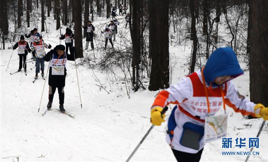 （体育）（3）全民健身——滑雪体验乐趣多